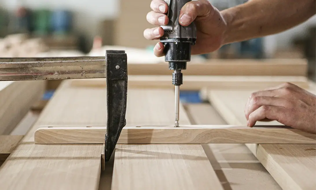 職人により組上げられる最高の一台1